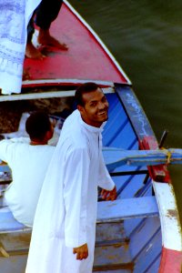 1995_Smiling_man_on_small_Nile_boat._Spielvogel