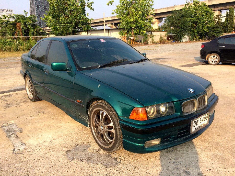 1995-1996_BMW_318i_(E36)_Sedan_(22-02-2018)_02