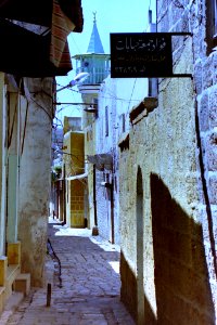 1995_in_Aleppo,_Syria._Narrow_alley_in_the_Old_Town._Spielvogel