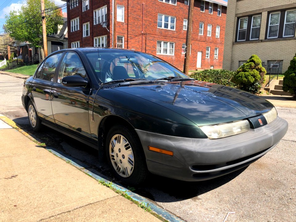 1997_Saturn_SL1,_front_left,_4-11-2021