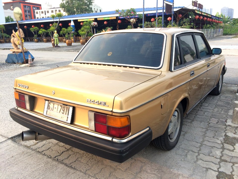 1983-1984_Volvo_244_GL_Sedan_(26-02-2018)_04