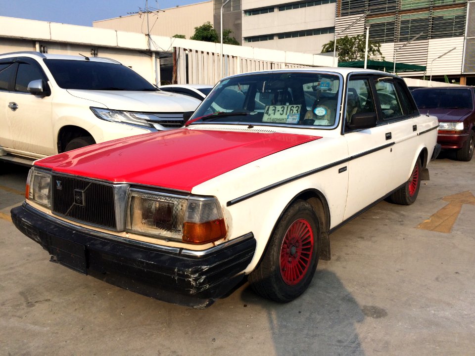1983-1984_Volvo_244_GL_Sedan_(20-02-2018)_01