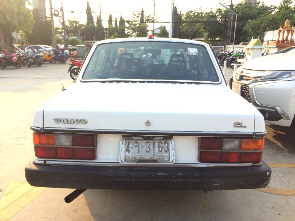 1983-1984_Volvo_244_GL_Sedan_(20-02-2018)_07