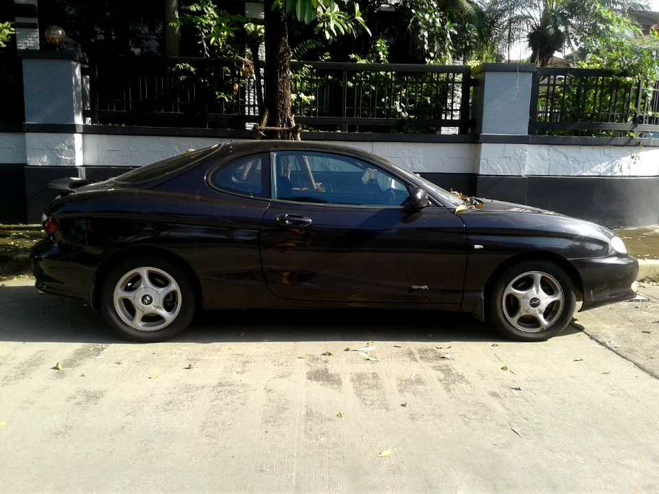 1996-1997_Hyundai_Tiburon_(RD)_FX_Coupé_(2018-11-11)_07