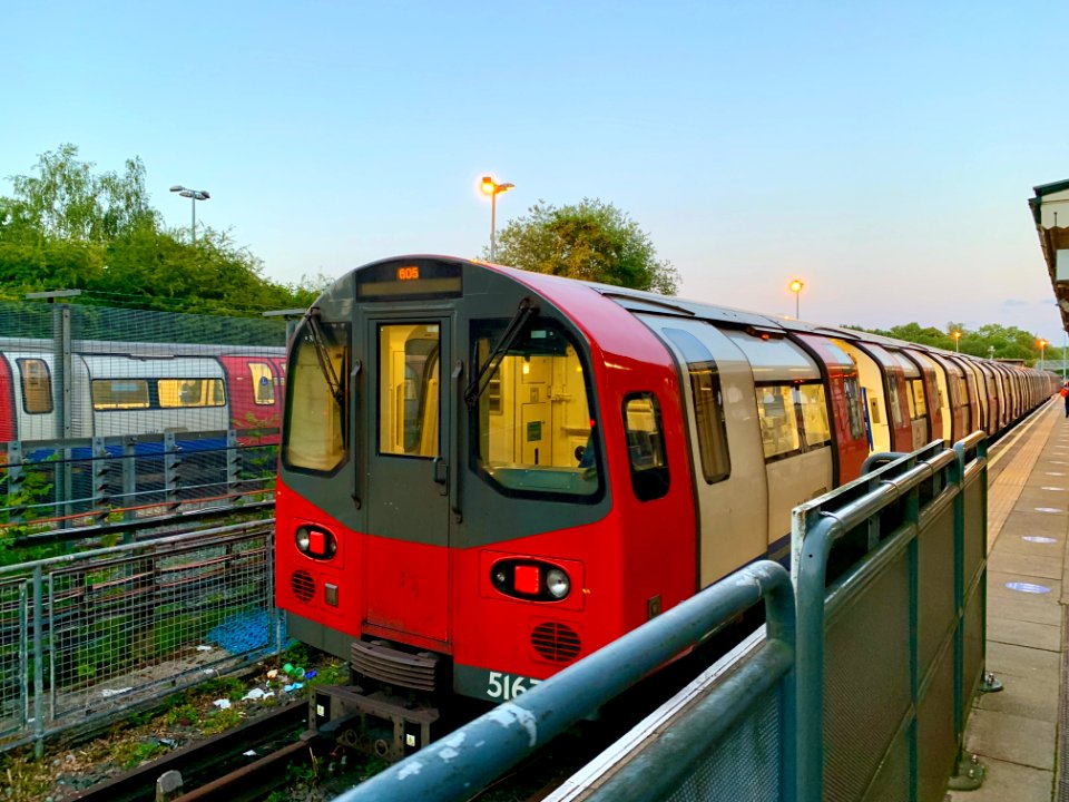 1995_stock_at_High_Barnet_Platform_3_2020