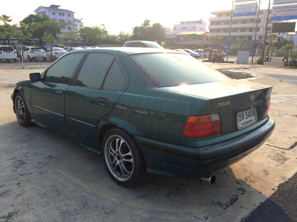 1995-1996_BMW_318i_(E36)_Sedan_(22-02-2018)_04