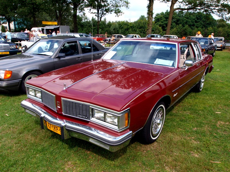 1984_Oldsmobile_Delta_88_Royale_coupe,_Dutch_licence_registration_67-LKP-9_p1