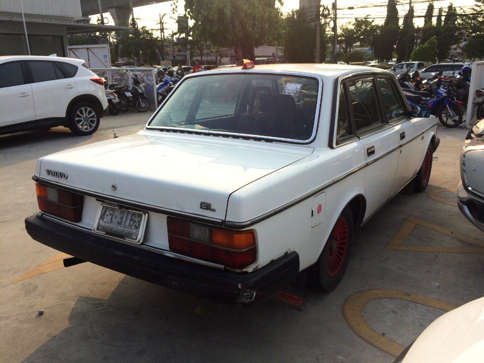 1983-1984_Volvo_244_GL_Sedan_(20-02-2018)_04