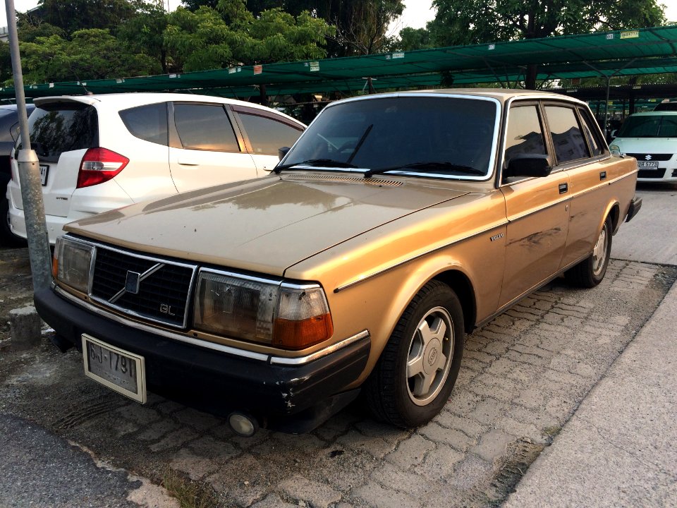 1983-1984_Volvo_244_GL_Sedan_(26-02-2018)_01