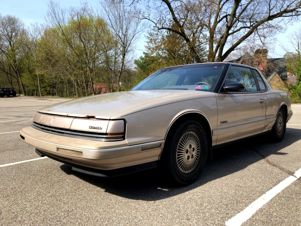 1990_Oldsmobile_Toronado_3-4_photograph_driver_side