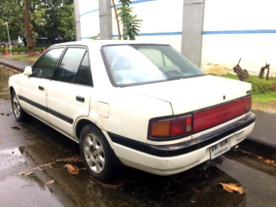 1990-1991_Mazda_323_(BG)_1.6_Sedan_(22-08-2018)_03