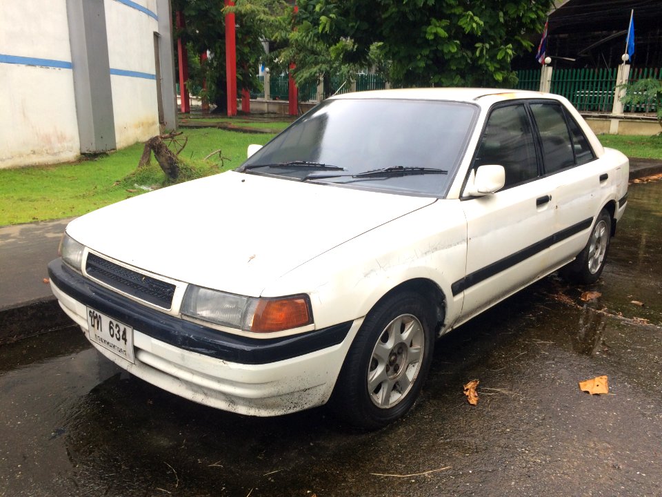 1990-1991_Mazda_323_(BG)_1.6_Sedan_(22-08-2018)_02