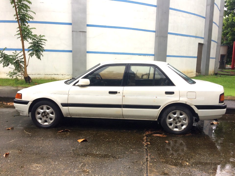 1990-1991_Mazda_323_(BG)_1.6_Sedan_(22-08-2018)_07