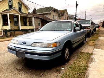 1992_Ford_Crown_Victoria_LX_(blue)