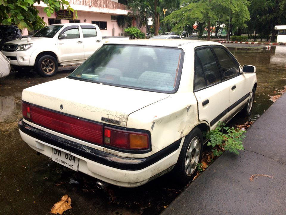1990-1991_Mazda_323_(BG)_1.6_Sedan_(22-08-2018)_04