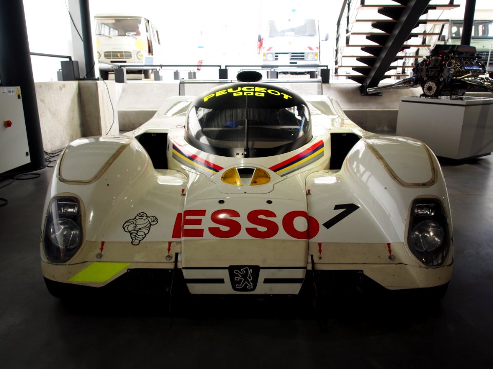 1992_Peugeot_905_Evolution_1.7_Le_Mans_winner,_driven_by_Derek_Warwick,_Yannick_Dalmas_and_Mark_Blundell_photo_4