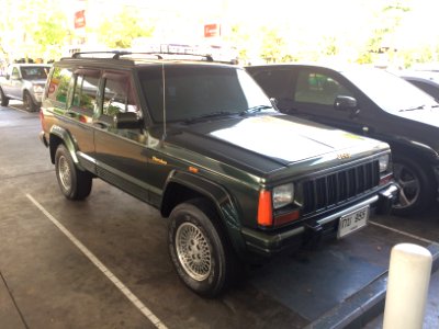 1992-1993_Jeep_Cherokee_(XJ)_Limited_SUV_(20-02-2018)_01