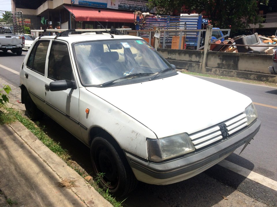 1992-1993_Peugeot_205_GR_5-Door_Hatchback_(27-07-2018)_01