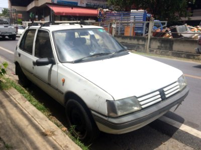 1992-1993_Peugeot_205_GR_5-Door_Hatchback_(27-07-2018)_01