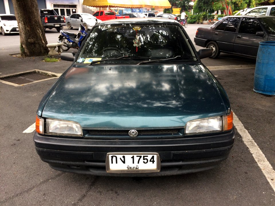 1992-1993_Mazda_323_(BG)_Sedan_(13-10-2017)_07