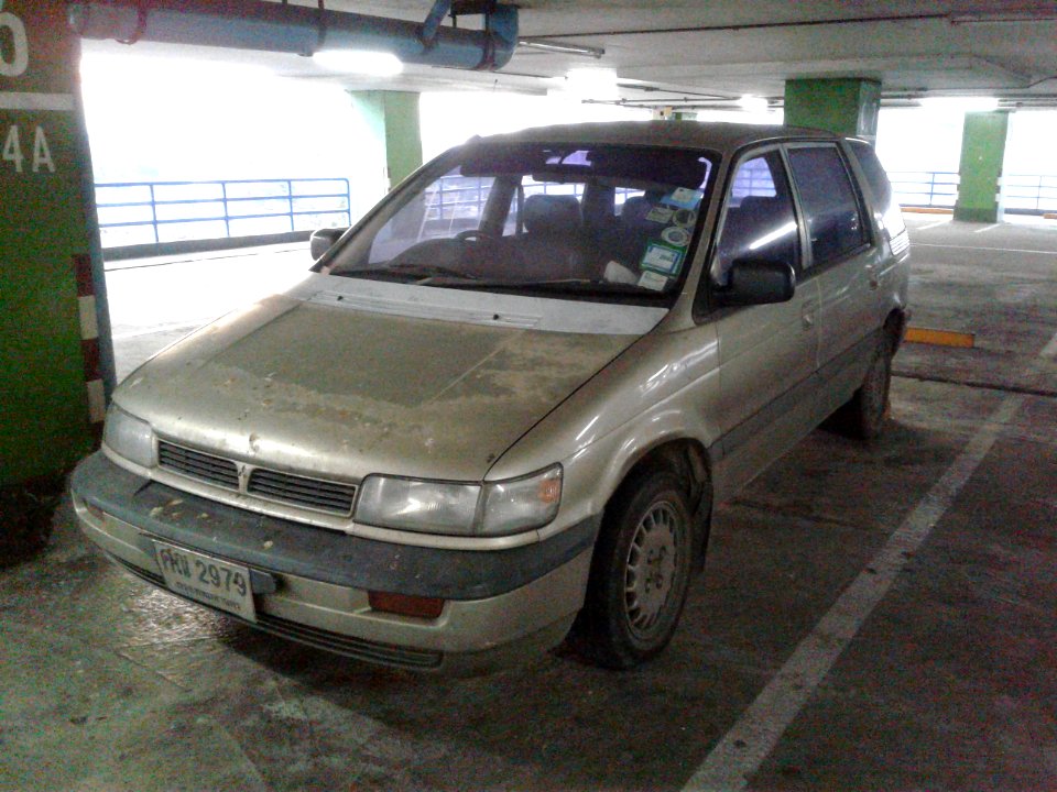 1992-1993_Mitsubishi_Space_Wagon_(N31)_GLXi_Automatic_Minivans_(16-11-2019)_03