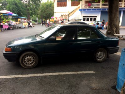 1992-1993_Mazda_323_(BG)_Sedan_(13-10-2017)_06