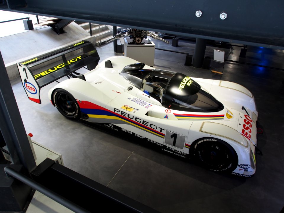 1992_Peugeot_905_Evolution_1.7_Le_Mans_winner,_driven_by_Derek_Warwick,_Yannick_Dalmas_and_Mark_Blundell_photo_3