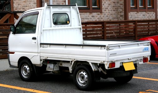 1996-1999_Mitsubishi_Minicab_Truck_rear photo