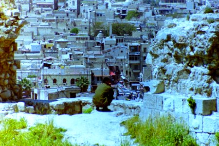 1996_in_Aleppo._Syrian_soldier_looking_from_citadel._Spielvogel_Archiv