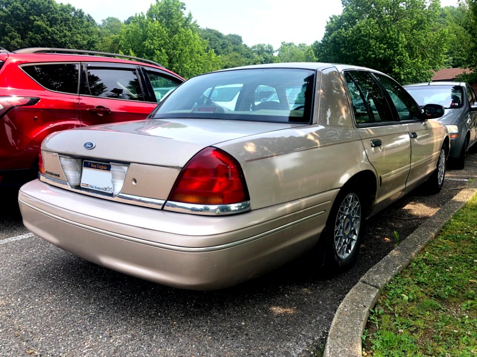 1998_Ford_Crown_Victoria_LX_in_Harvest_Gold_Metallic,_rear_left,_7-5-2021