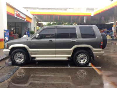 1996-1997_Isuzu_Trooper_LS_3.2_V6_5-door_wagon_(06-06-2018)_07