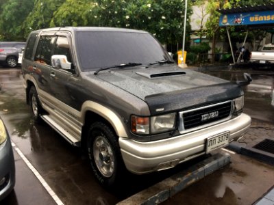 1996-1997_Isuzu_Trooper_LS_3.2_V6_5-door_wagon_(06-06-2018)_01