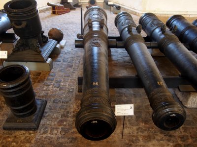 1644_Danish-Norwegian_12-24_pounder_fleet_cannons_at_the_Royal_Danish_Arsenal_Museum_(Copenhagen),_pic1