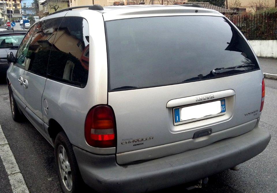 1996-2000_Chrysler_Voyager_rear