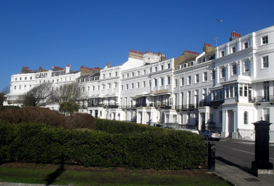 15–28_Lewes_Crescent,_Kemp_Town,_Brighton_(NHLE_Code_1381659)_(January_2010)