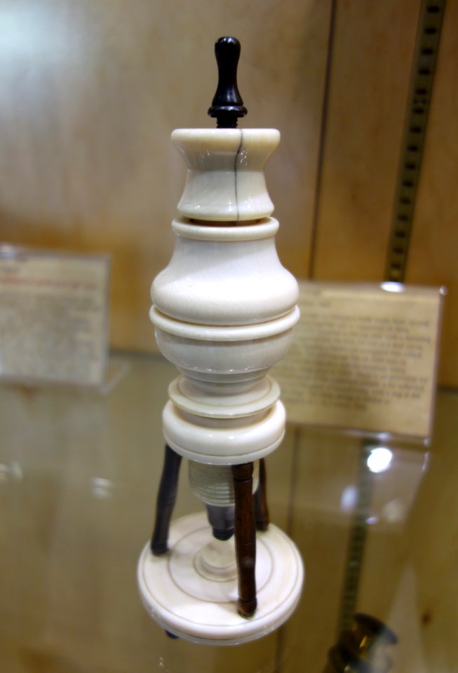 1660_circa,_turned_ivory_compound_microscope_on_mahogany_pillars,_unknown_maker,_Italy_-_Golub_Collection_of_Antique_Microscopes_-_DSC04813