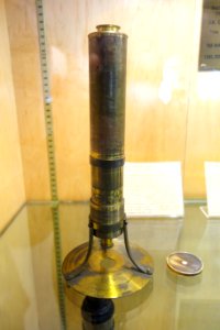 1675-1695,_early_compound_microscope_resembling_those_made_by_Eustachio_Divini,_unknown_maker,_probably_northern_Italy_-_Golub_Collection_of_Antique_Microscopes_-_DSC04851