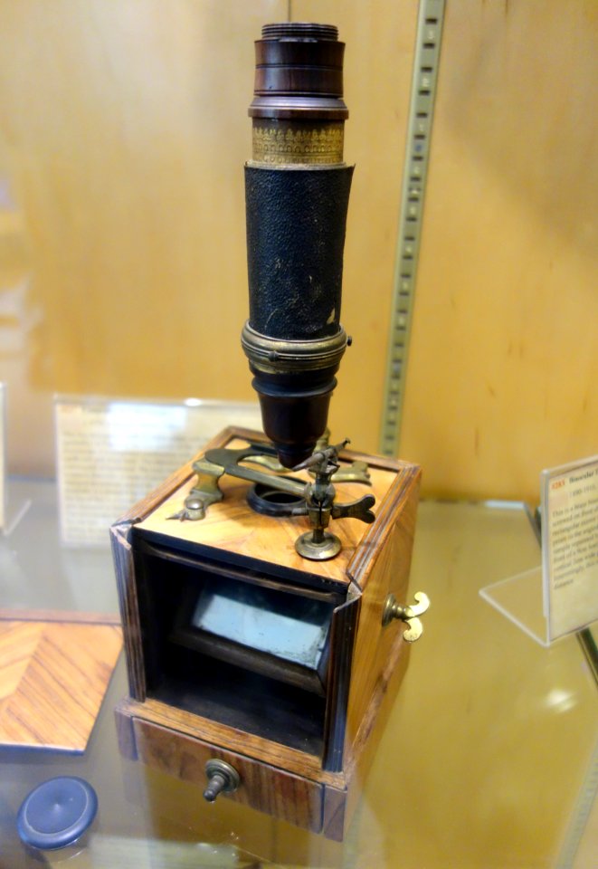 1730_circa,_compound_box_microscope_with_body_tube_covered_in_fish_skin,_unknown_maker,_France_-_Golub_Collection_of_Antique_Microscopes_-_DSC04823