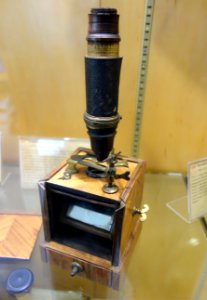 1730_circa,_compound_box_microscope_with_body_tube_covered_in_fish_skin,_unknown_maker,_France_-_Golub_Collection_of_Antique_Microscopes_-_DSC04823