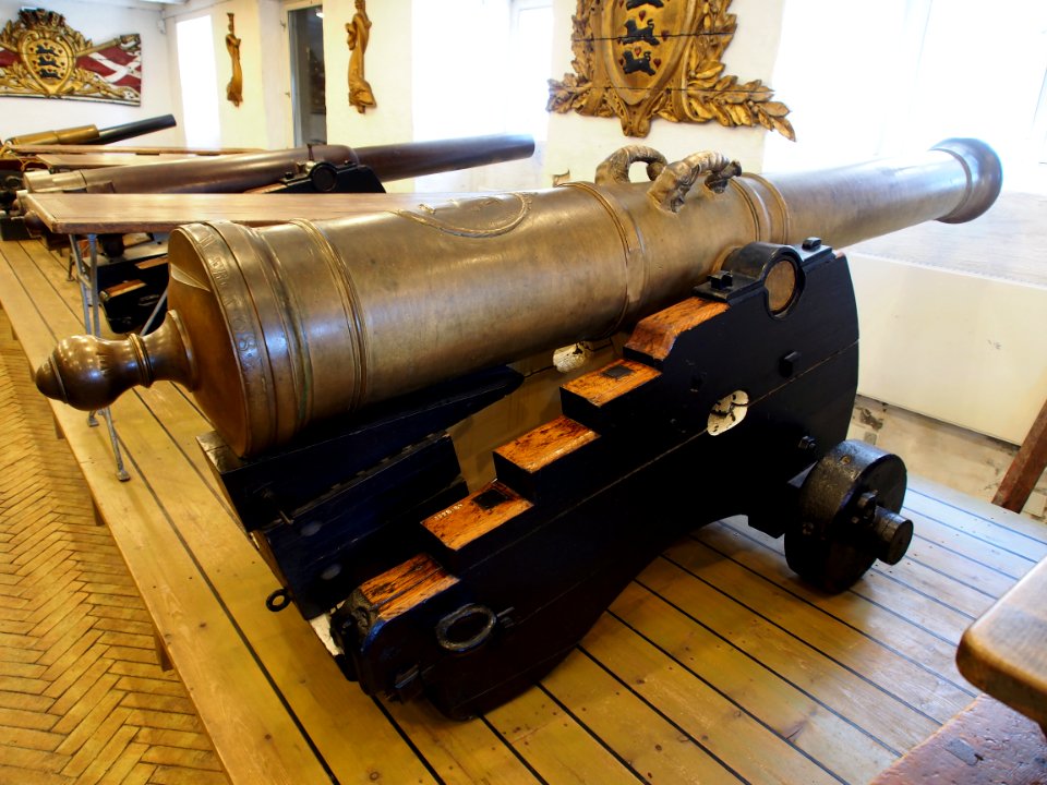1768_12_pounder_metal_muzzle-loading_gun,_pic2