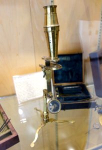 1750_circa,_brass_compound_microscope,_Francis_Watkins,_England_-_Golub_Collection_of_Antique_Microscopes_-_DSC04748
