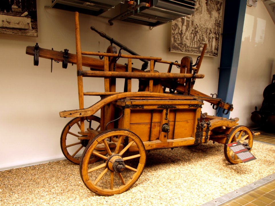 1795-1820_Horse-drawn_fire_engine_pic1