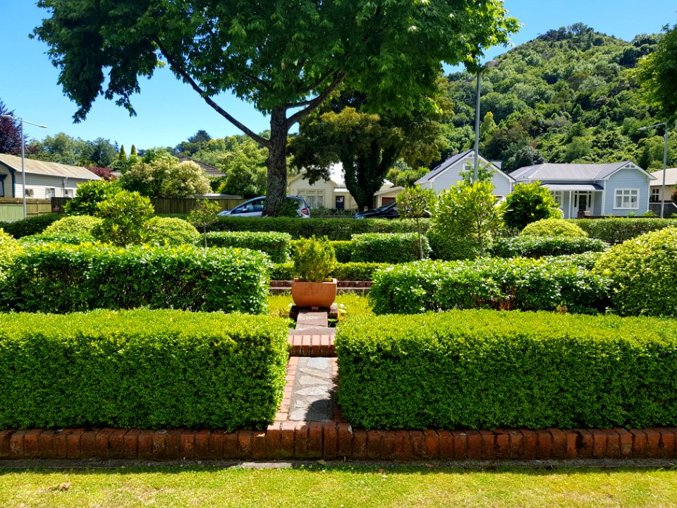 176_Nile_Street_front_garden_from_entrance