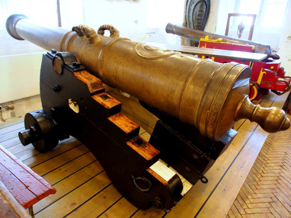 1768_12_pounder_metal_muzzle-loading_gun,_pic1