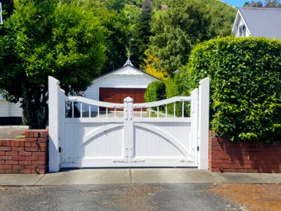 176_Nile_Street_gate,_driveway,_garage
