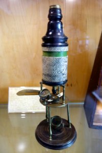 1730_circa,_Culpeper_tripod_compound_microscope_with_shagreen,_Edmund_Culpeper,_England_-_Golub_Collection_of_Antique_Microscopes_-_DSC04779