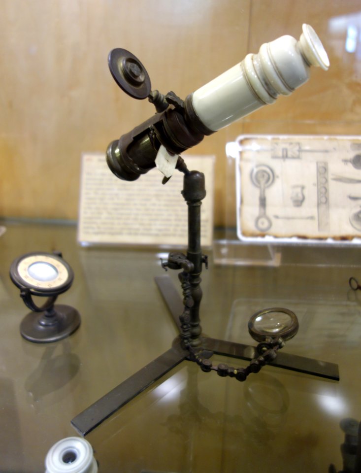 1720_circa,_screw-barrel_microscope_with_ivory_double-microscope_attachment_and_surveyor's_sector_as_tripod,_Edmund_Culpeper,_London_-_Golub_Collection_of_Antique_Microscopes_-_DSC04855