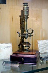 1750_circa,_Sterrop_Cuff-style_microscope,_George_Sterrop,_England,_bulls-eye_lens_-_Golub_Collection_of_Antique_Microscopes_-_DSC04708