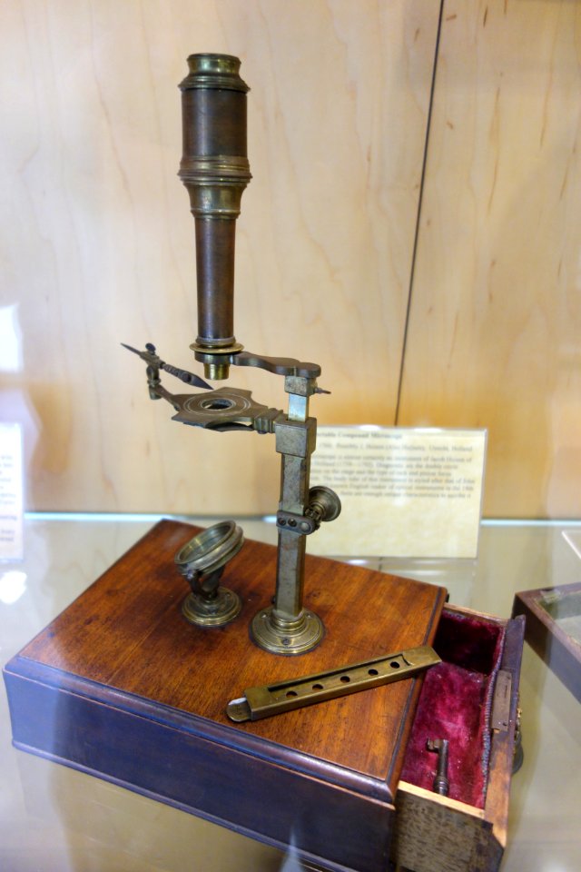 1760_circa,_Portable_compound_microscope,_almost_certainly_by_Jacob_Huisen_(Huijsen),_Utrecht,_Holland_-_Golub_Collection_of_Antique_Microscopes_-_DSC04754