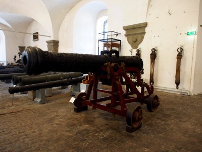 16th_century_Danish-Nowegian_Oldneburg_27_pounder_bronze_cannon,_gift_from_Christian_IV_to_the_Duke_of_Oldenburg_pic1